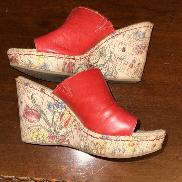 Born BOC red wedge 4inch cork heal with flower design. - Picture 3 of 7